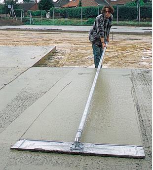 Concrete roller screed