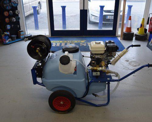 Pressure Washer with Water Tank